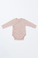 Avauma Cream Body Suit Front View – A newborn and infant long-sleeve bodysuit crafted from comfortable cotton with a soft pink floral pattern."